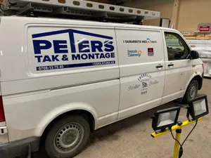 Peters Tak & Montage servicebil med Trebolit-partnerdekal