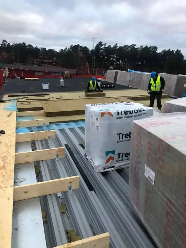 Nytt industritak under konstruktion med Trebolit-tätskiktsmaterial – Peters Tak & Montage